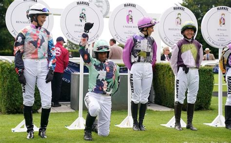 kneeling jockey|Goodwood winner takes the knee with black power salute